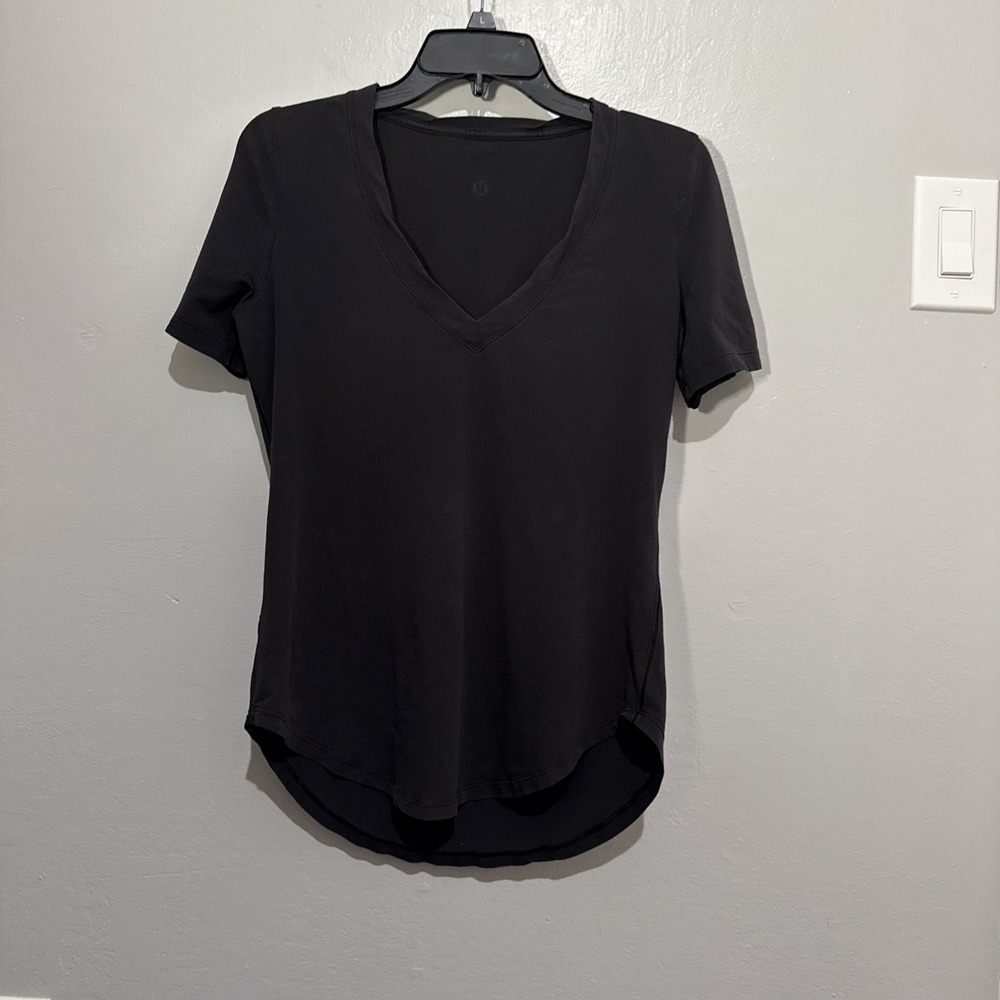 Lululemon Size M Women Black Short Sleeve V-neck T-shirt Lightweight
